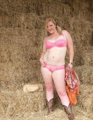 18 year old female boxer Sabrina Blond covers up her naked tits